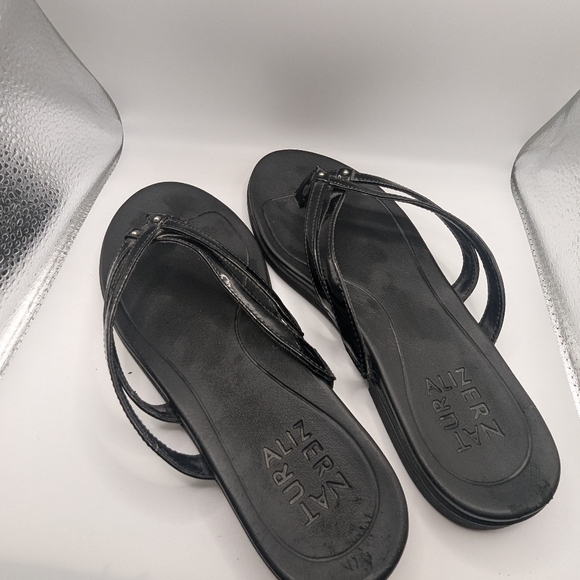Ladies size 7 Naturalizer flip flops - Picture 2 of 4